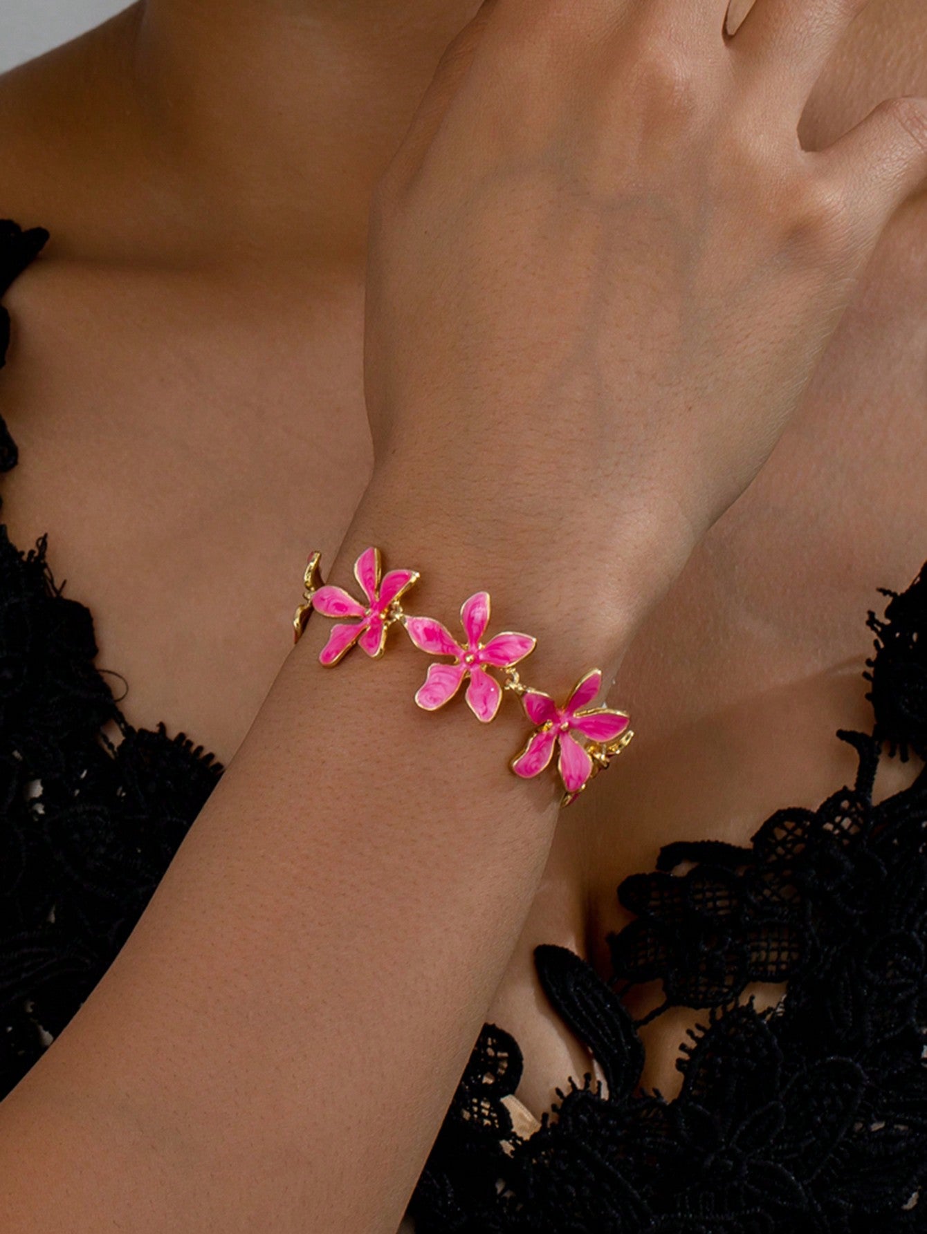 1Pc 18K Gold Plated Enamel Flower Shaped Vintage Elegant High-End Women'S Jewelry Bracelet, Spring/Summer New Arrival Valentines,Mom,Mother,Mother'S Day,Gift